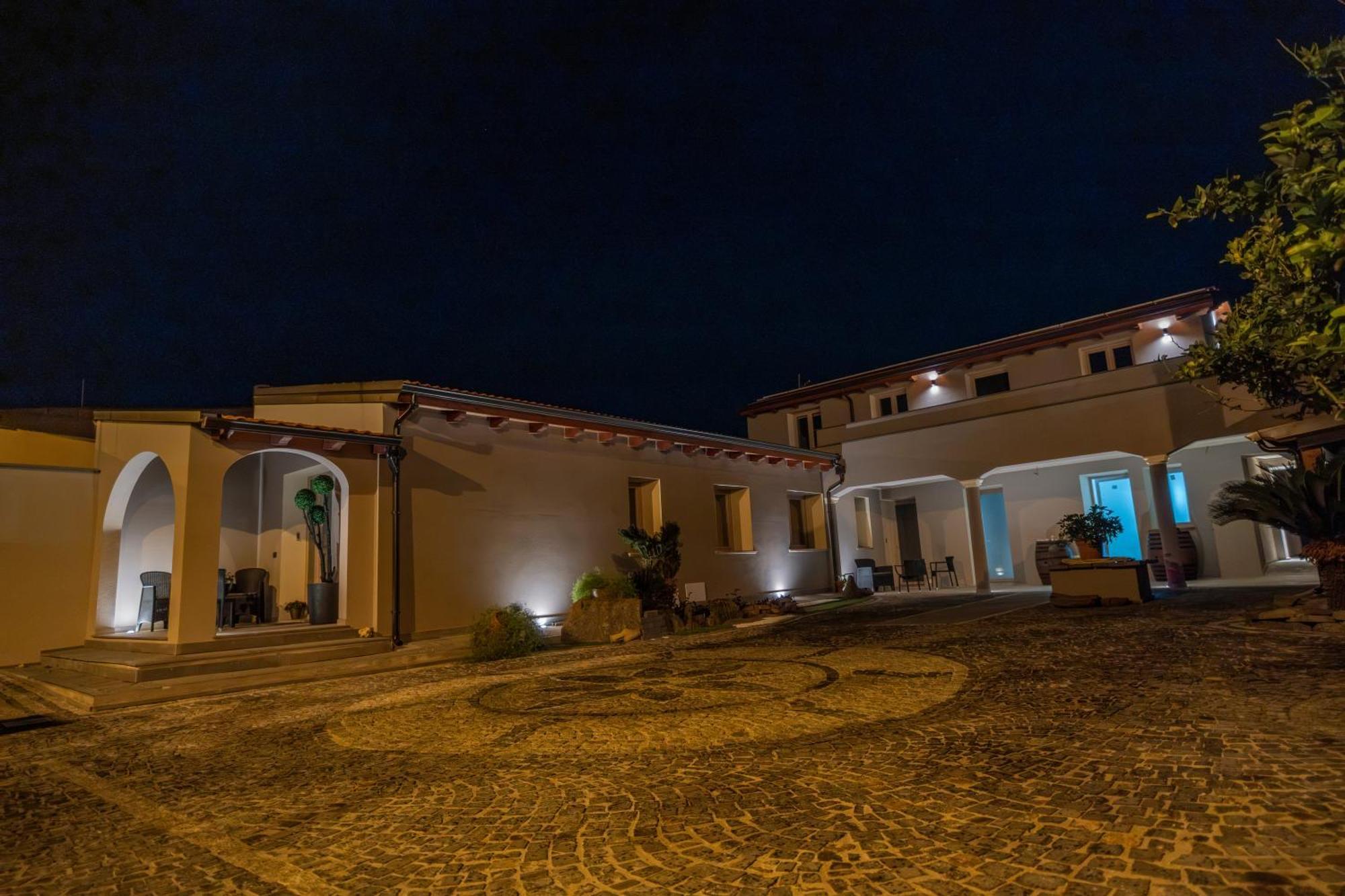 Hotel Domo San Leone Uta Exterior foto
